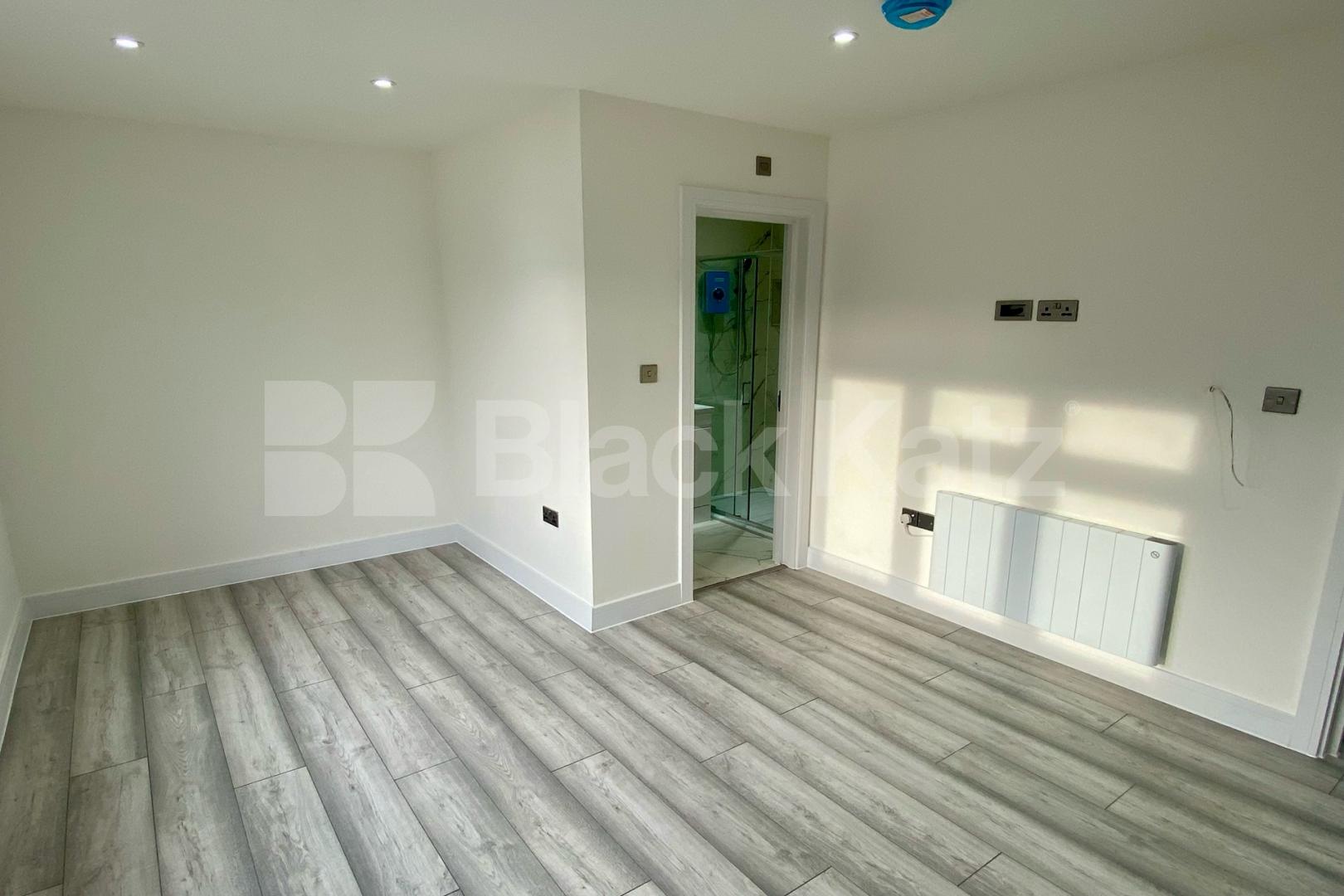 Bright studio, newly refurbished studio apartment with roof terrace. Old Kent Road, Bermondsey / Elephant and Castle